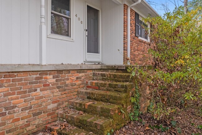 Building Photo - Charming 3-bedroom, 2-bath traditional home situated less than two miles from Clemson University!