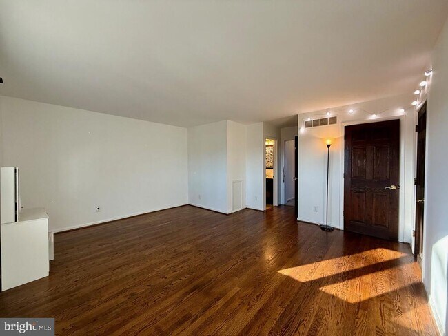 Building Photo - 28 Servan Ct