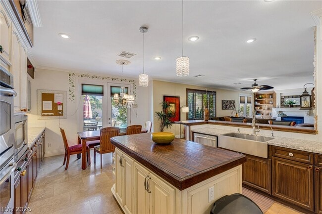 Building Photo - 724 Pinnacle Heights