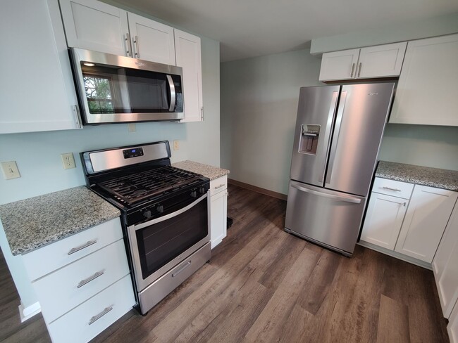 Building Photo - *Recently Updated 2BD/1.5BA Townhouse Available for Rent in West Mifflin*
