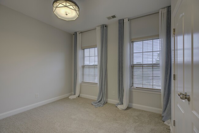 Building Photo - 10925 Preservation Park Dr