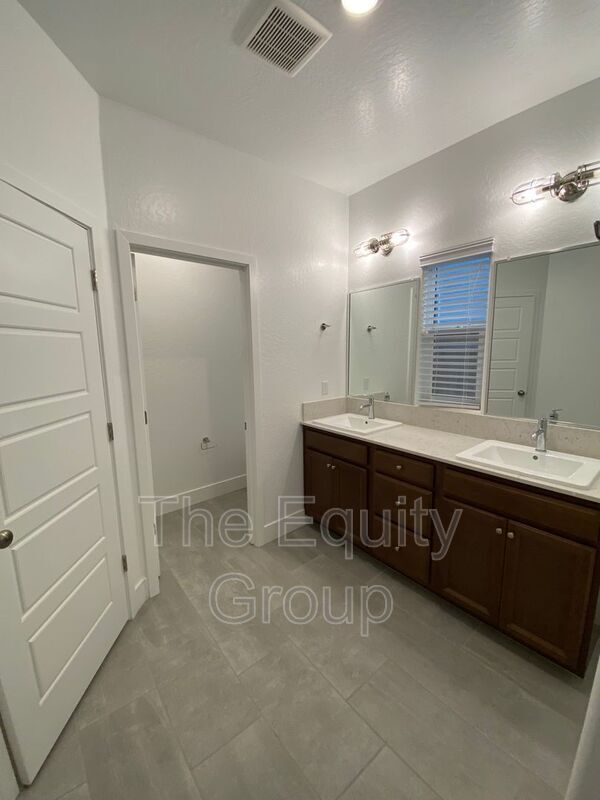 Building Photo - 113 E Tyler Ave