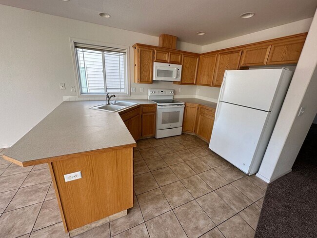 Building Photo - Spacious 2 bed/2.5 bath with bonus room townhome off Road 68