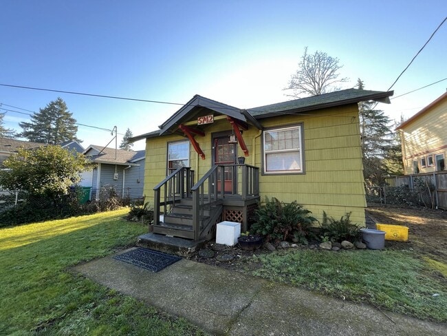 Building Photo - Character-Rich Two-Bedroom with Vintage Bath, Ample Storage & Expansive Outdoor Space