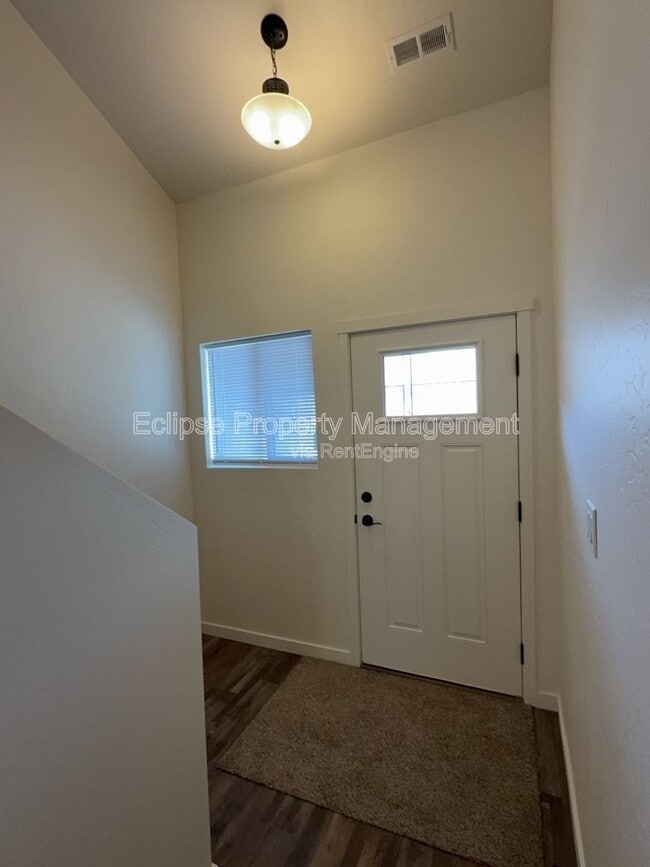 Building Photo - 250 Sasha St