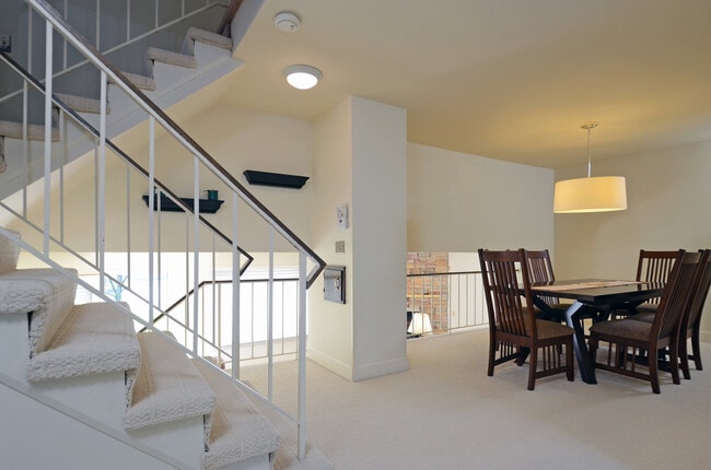 Building Photo - Wonderful 3 Bed 2 Bath Townhome in Little Canada