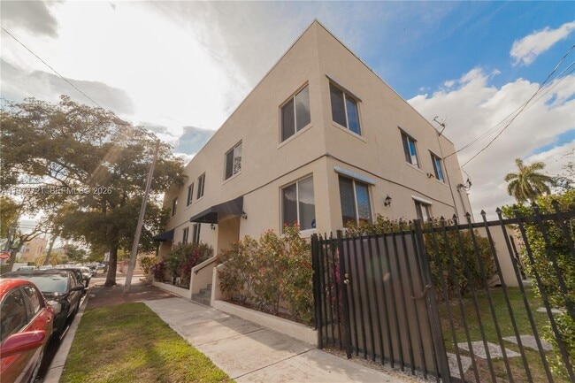 Building Photo - 1469 SW 5th St