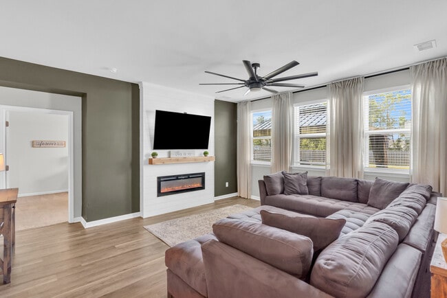 Building Photo - 1049 Burled Oak Rdg Lp SE