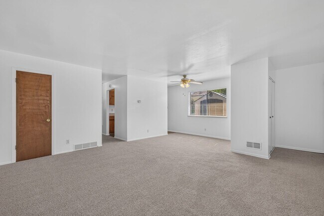 Building Photo - Cozy 2 bedroom duplex