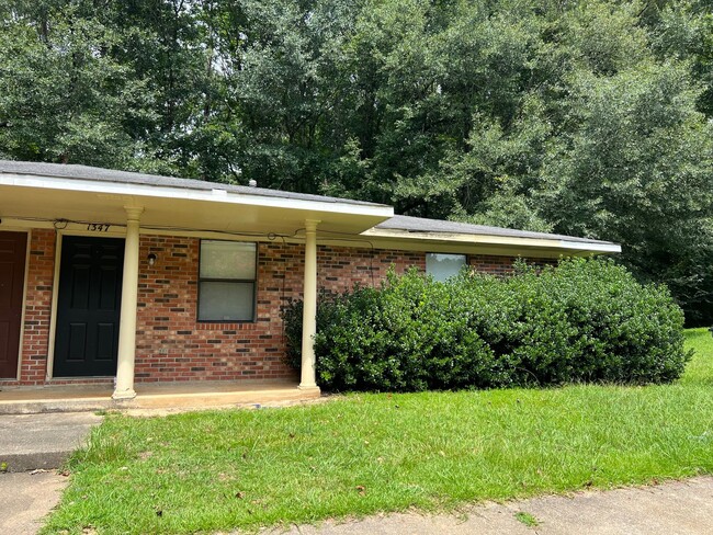 Building Photo - 2bed/1bath off Hampton for August!!!