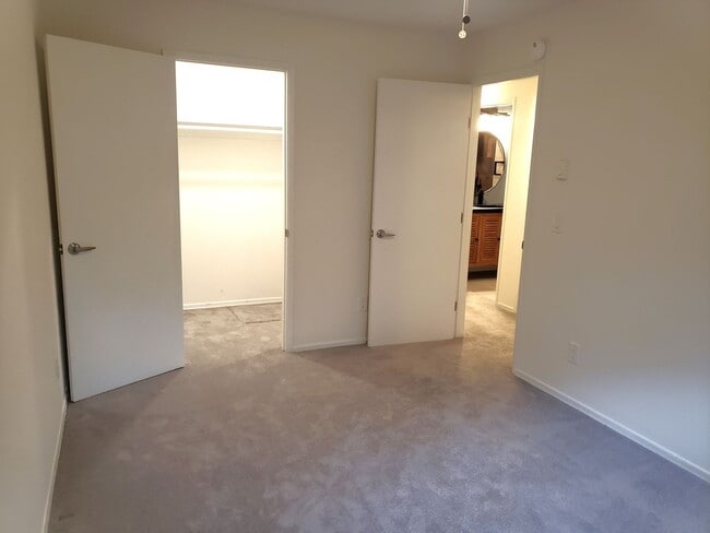 Building Photo - Charming Updated 2 bed/1 bath Condo on Ground Floor in Desirable Irvington District! W/S/T included