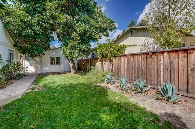 Building Photo - Private ADU with Fenced Yard, Indoor Laundry, and Prime Location