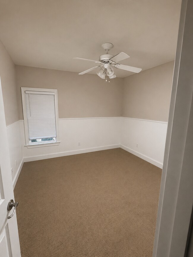 Building Photo - 860 Streamside Dr