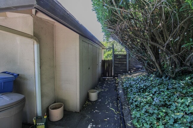 Building Photo - 298 Country Club Dr