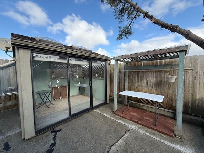 Building Photo - Spacious 3 Bedroom, 2 Bath home in Quality NB Neighborhood!