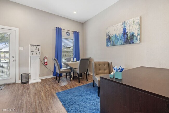 Building Photo - 3 br, 1.5 bath Apartment - Cleburne Plaza C