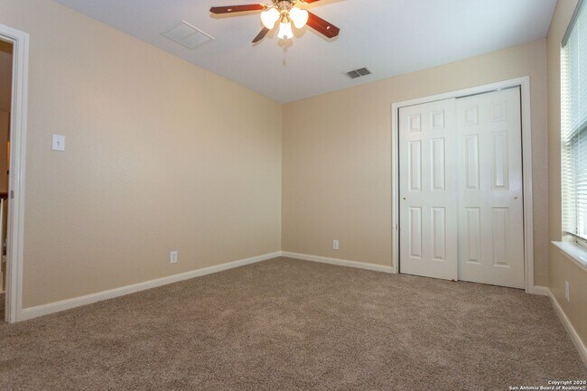 Building Photo - Spacious Stone Oak Beauty