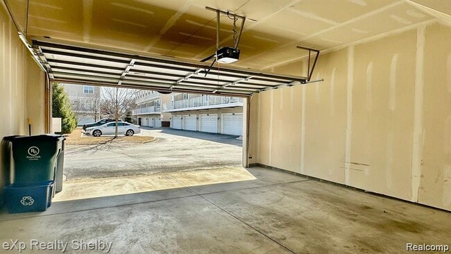 Building Photo - 1071 N Sherman Dr