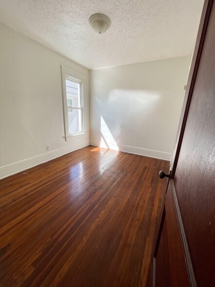 Building Photo - 823 E 29th St