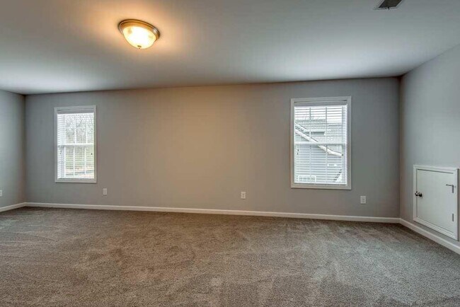 Building Photo - Fairview Station - Beautiful 4 / 2.5 - FENCED!
