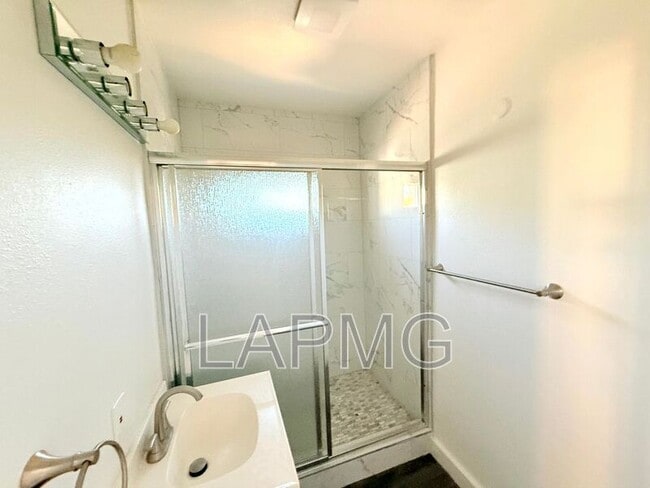 Building Photo - 1910.5 Daly St