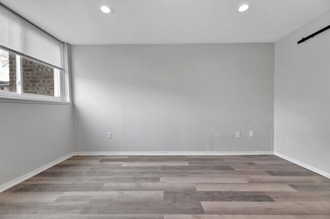 Building Photo - 565 Wilson Bridge Dr