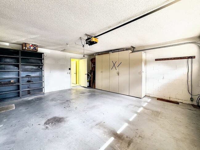 Building Photo - "Charming 2-Bedroom Oasis with 2 Full Baths in New Port Richey - Spacious 1747 Sq. Ft. Gem!"