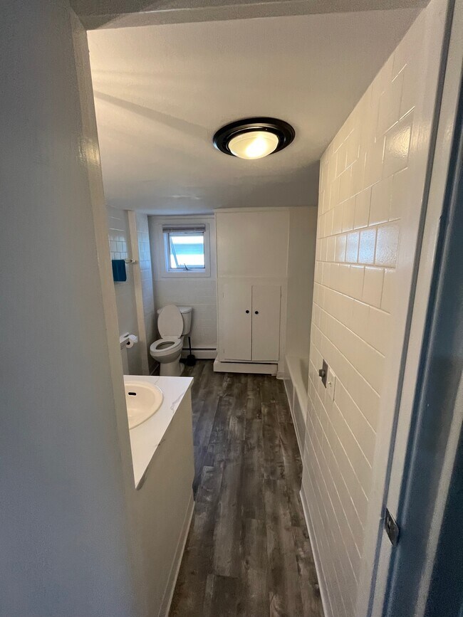 Building Photo - 215 Knight St