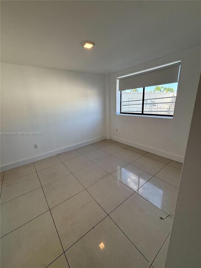 Building Photo - 829 SW 18th Ave