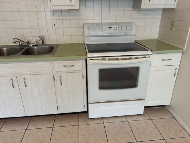 Building Photo - 55+, quaint 2/1 in a great community locat...