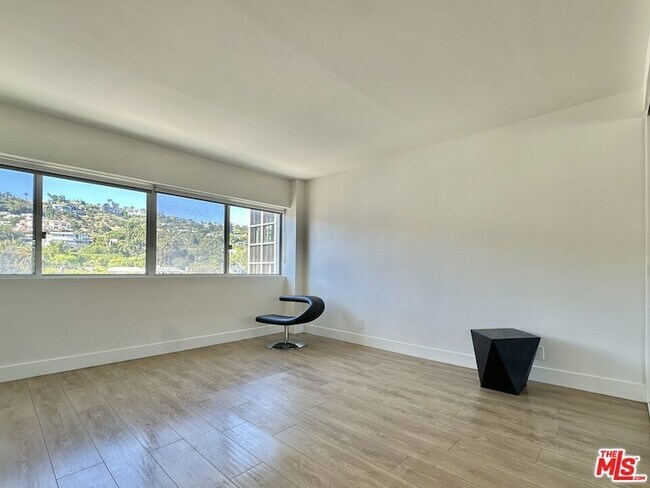 Building Photo - 999 N Doheny Dr