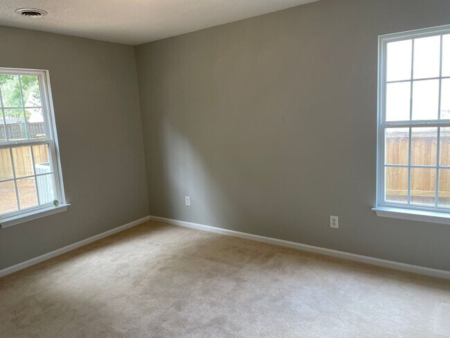 Building Photo - 3 bedroom/2 bathroom home with one-car gar...