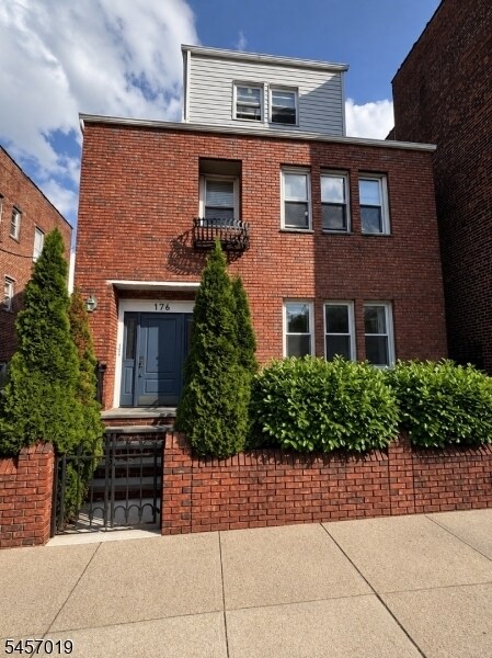 Building Photo - 176 Lincoln Ave