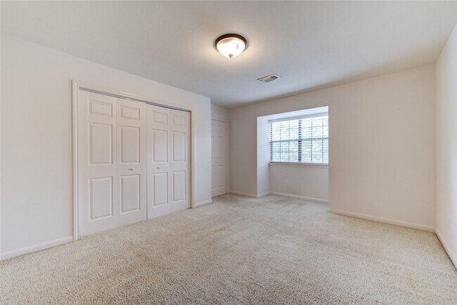 Building Photo - 25 Fairway Oaks Pl