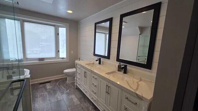 Building Photo - 9500 Fox Valley Dr