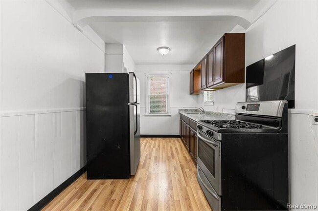 Building Photo - 16557 Stahelin Ave