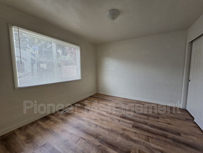 Building Photo - 622 W Pilger St