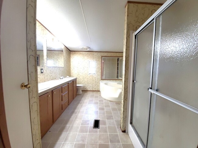 Building Photo - Spacious 4 bedroom with 3 FULL bathrooms nestled on 2 acres! MUST SEE!!!