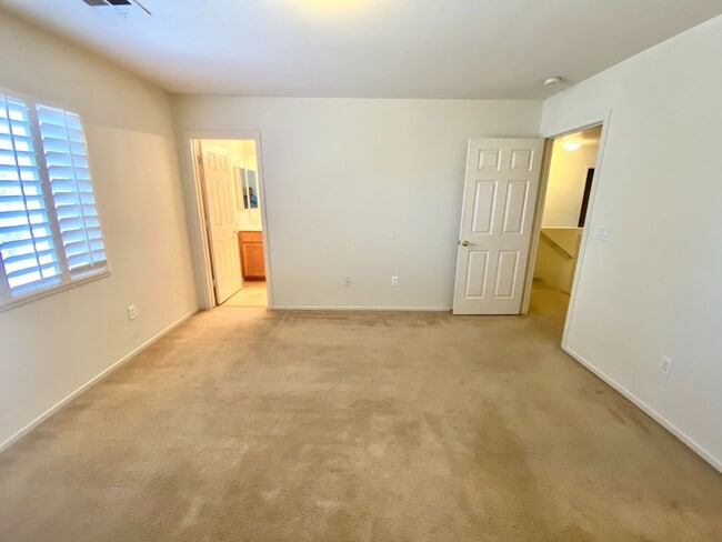 Building Photo - Nice 2-story home