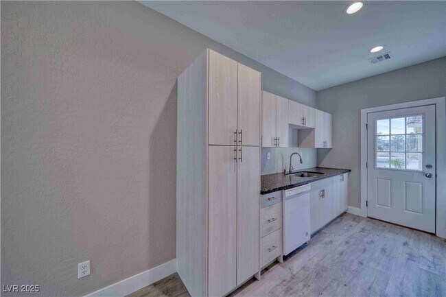 Building Photo - 610 San Lorenzo St