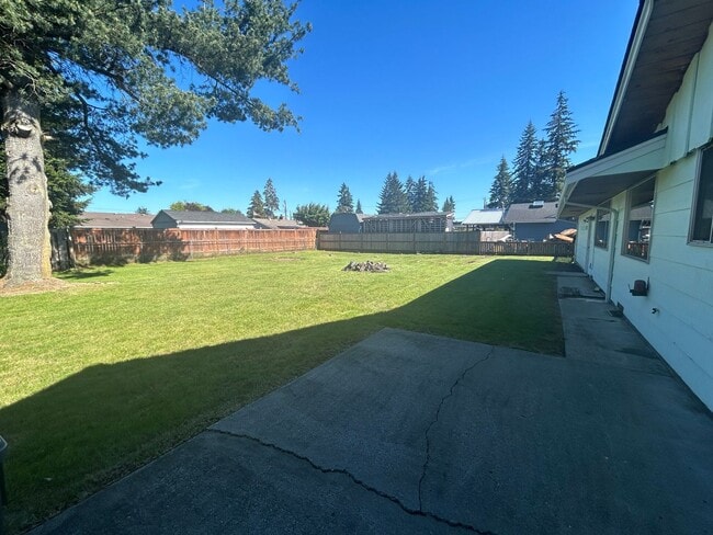 Building Photo - Spacious 3 bedroom, 2 bathroom with large ...
