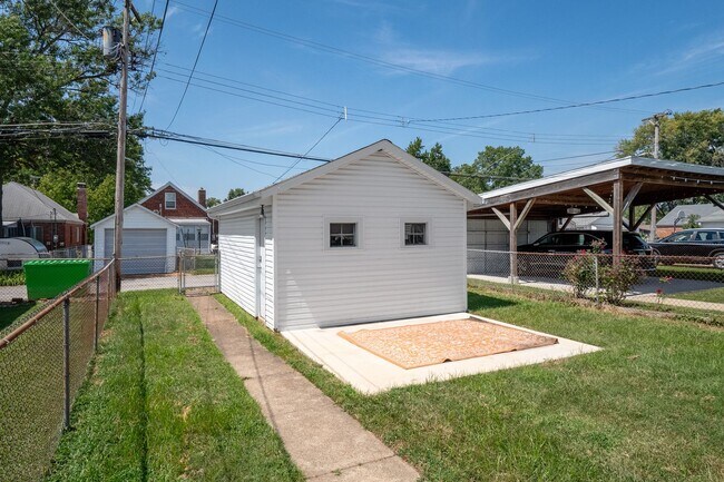 Building Photo - Flockin' Cute House