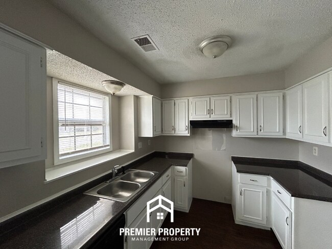 Building Photo - Charming 3BR/2BA Home in 38125 | Vaulted Ceilings, Built-ins & 2-Car Garage