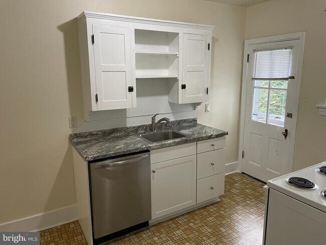 Building Photo - 5 E Maplewood Ave