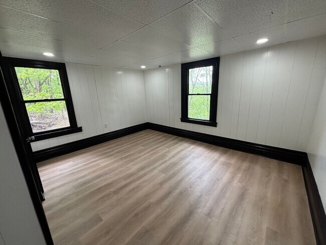 Building Photo - Beautiful 3 Bedroom, 2 Bathroom Home with Private Drive and Large Yard!