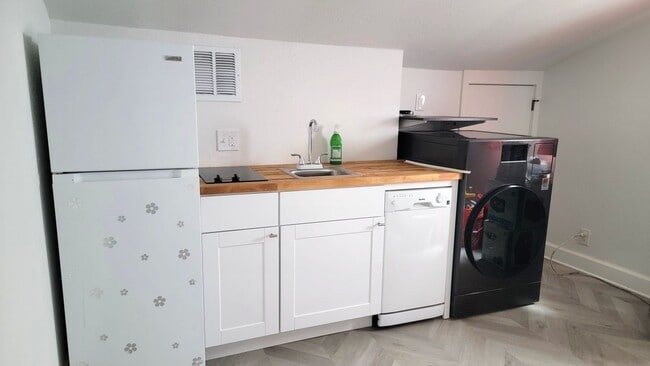 Building Photo - Studio apartment off trendy Alberta St in NE Portland, dishwashsher, washer/dryer included in the...
