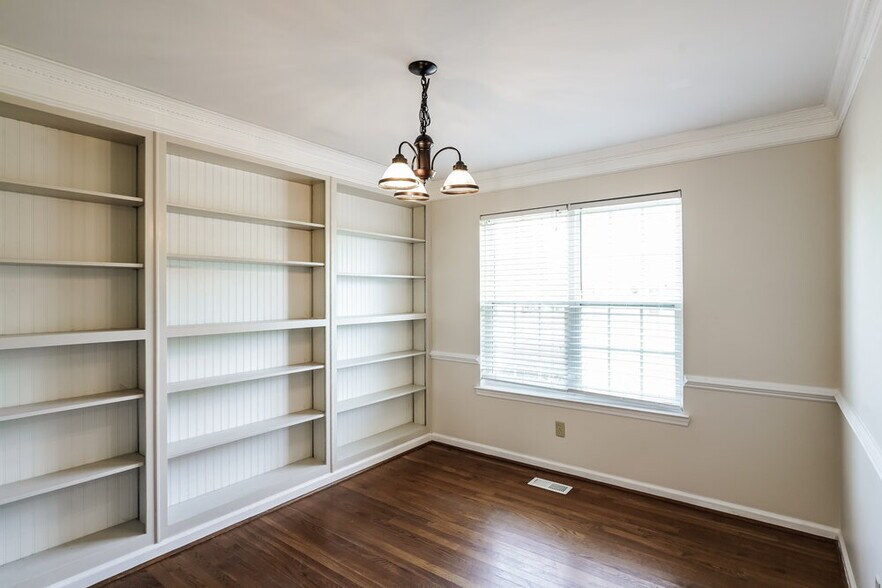 Building Photo - 2873 Iroquois Dr