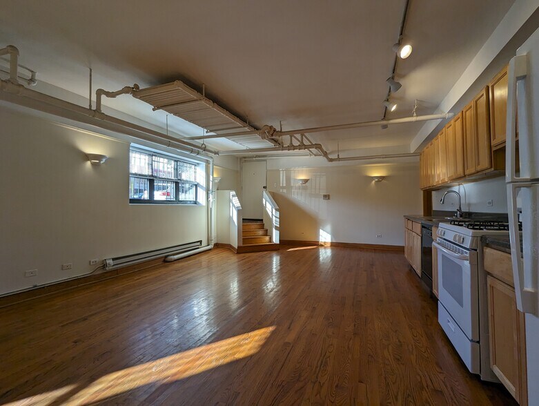 Building Photo - 957 W Cornelia Ave