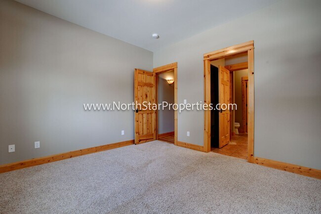 Building Photo - Beautiful Home On 10 Acres. Horse property