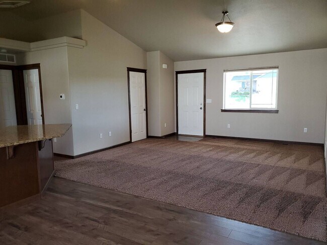 Building Photo - Lovely newer 3 bedroom 2 bath home for ren...